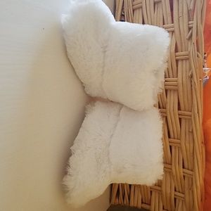 Gymborew Infant white fur boots